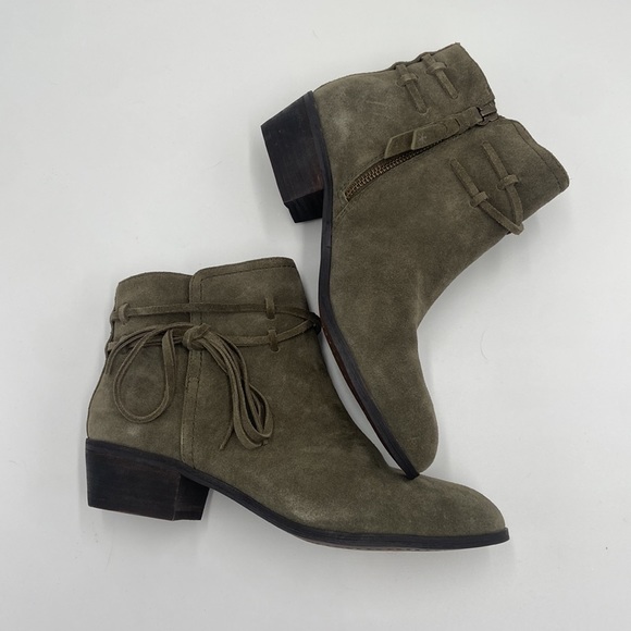 Ankle high Booties - Picture 1 of 5